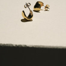 Load image into Gallery viewer, COMMON MUSE Paige Curve Earrings ゴールド シルバー スタッズ ピアス
